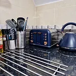 Chic Luxury Serviced Apartment Next To City Centre With Free Parking - Contractors & Relocators
