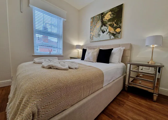 Chic Luxury Serviced Apartment Next To City Centre With Free Parking - Contractors & Relocators