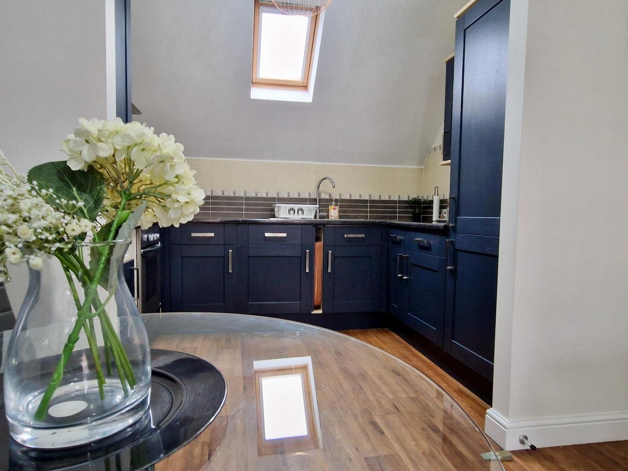Chic Luxury Serviced Next To Centre With Free Parking - Contractors & Relocators Apartment *