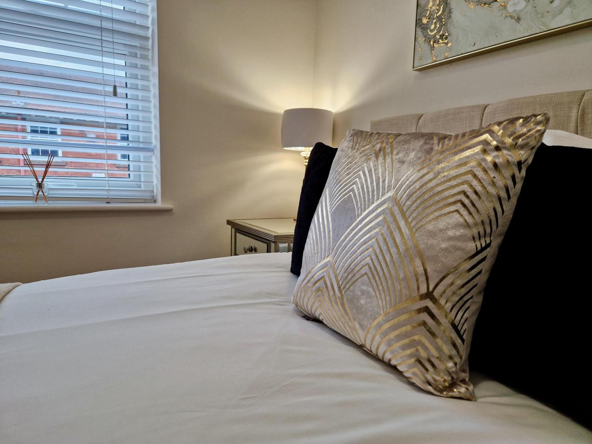 Chic Luxury Serviced Next To Centre With Free Parking - Contractors & Relocators Coventry