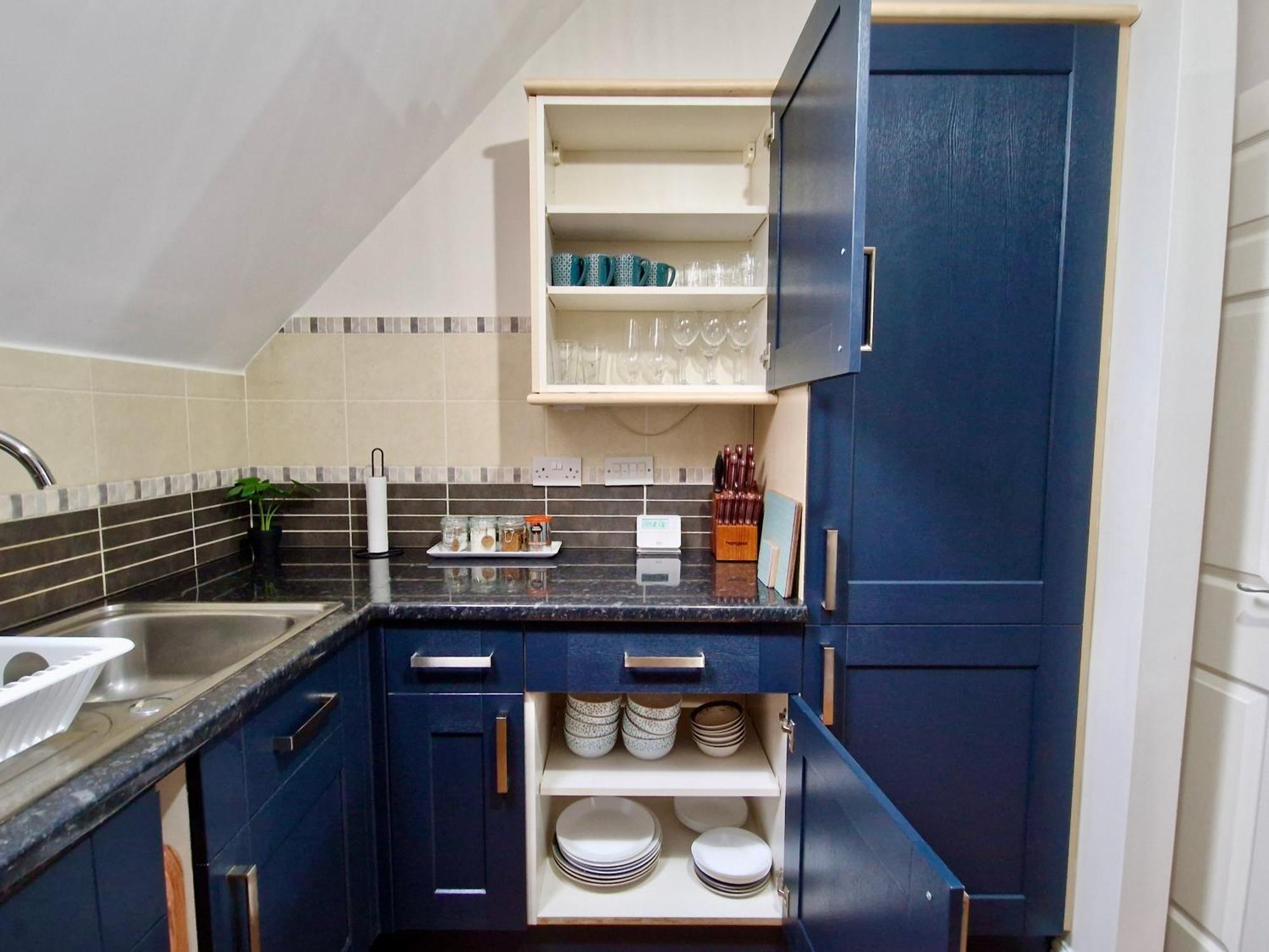 Chic Luxury Serviced Next To Centre With Free Parking - Contractors & Relocators Coventry