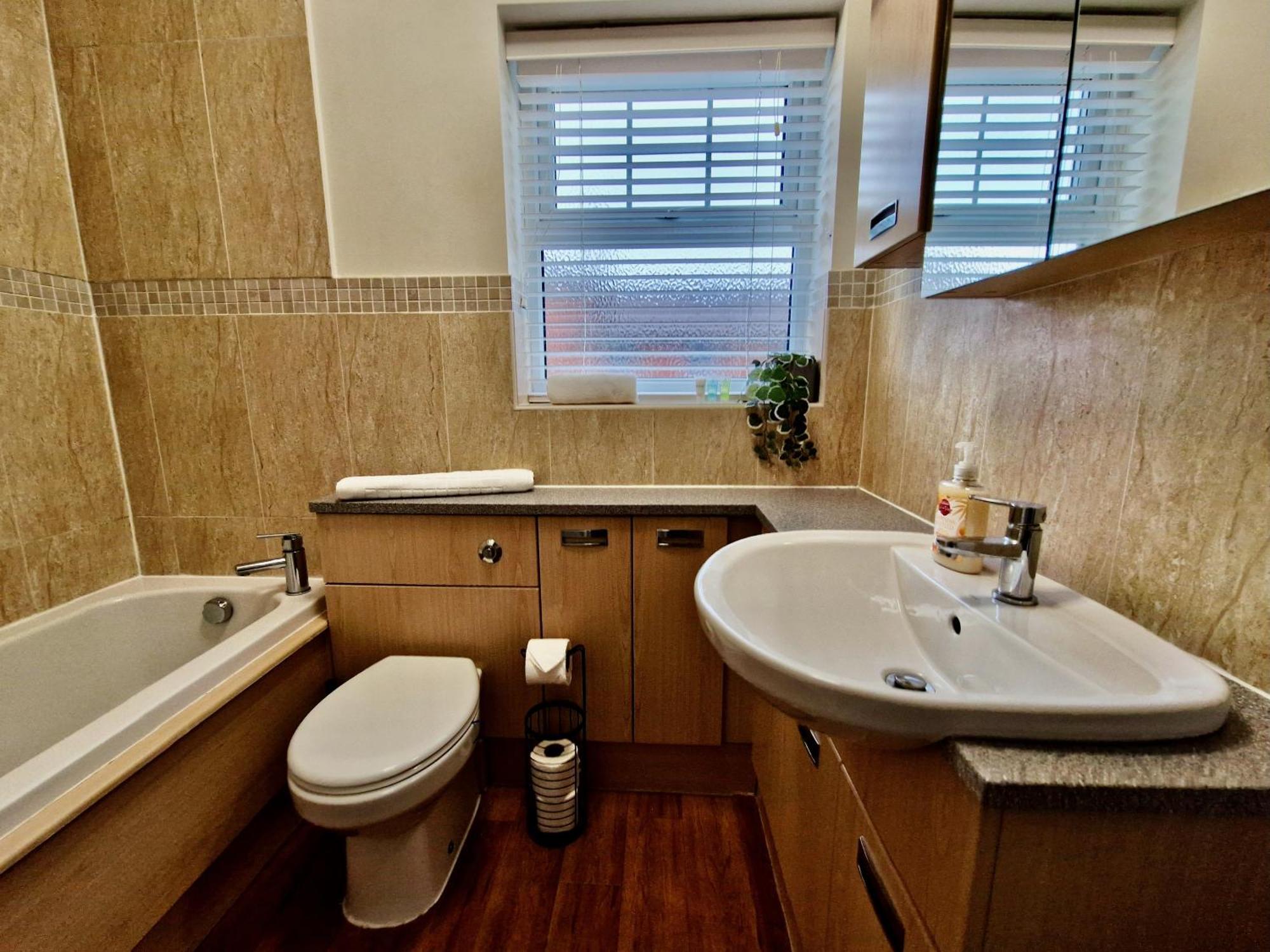 Chic Luxury Serviced Next To Centre With Free Parking - Contractors & Relocators Apartment *