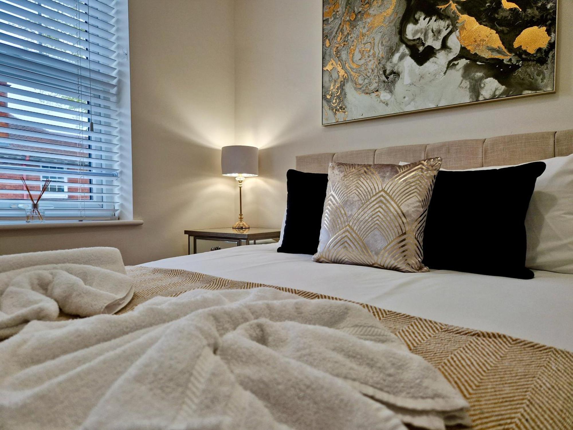 Chic Luxury Serviced Next To Centre With Free Parking - Contractors & Relocators Apartment Coventry