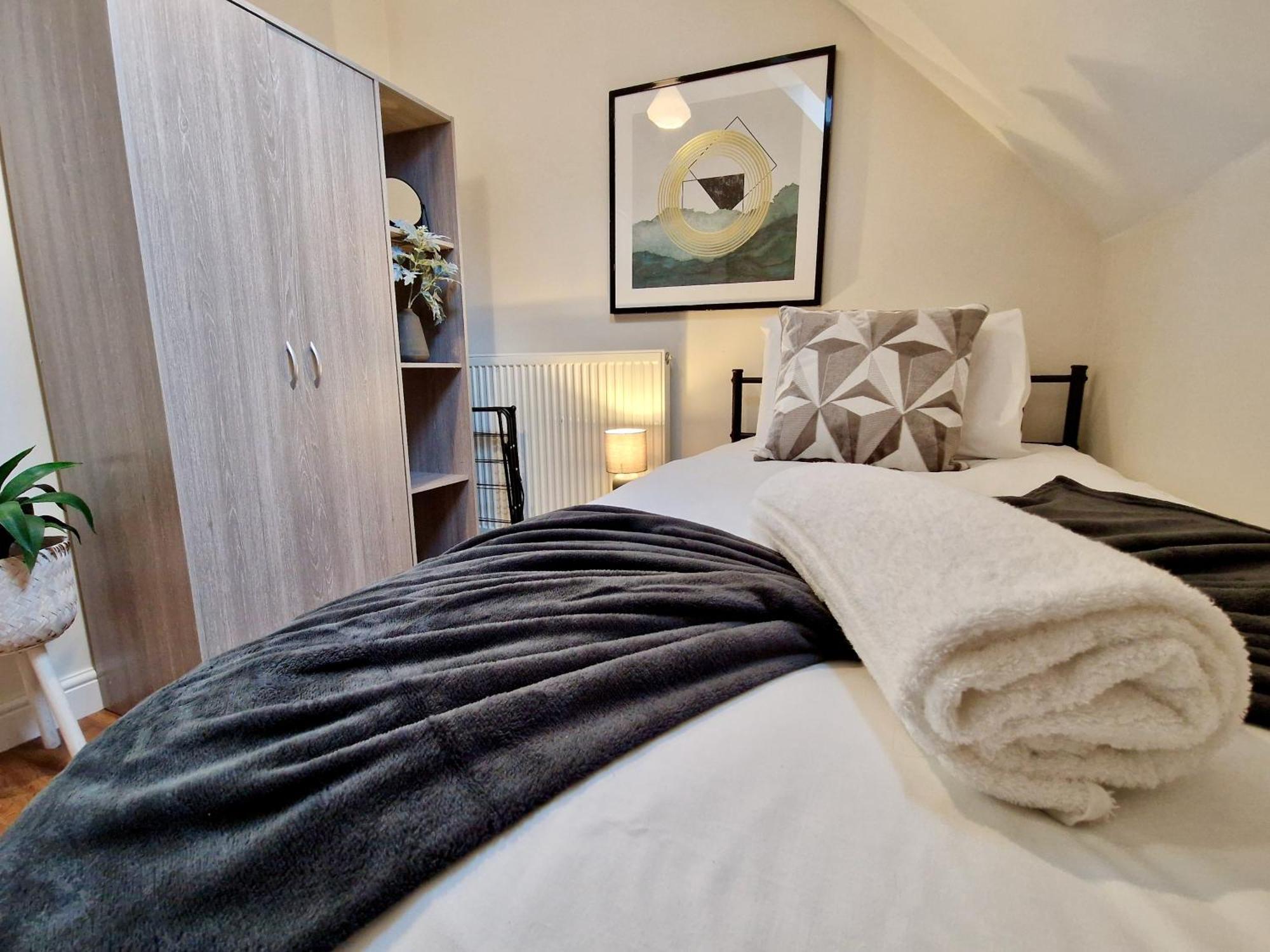 Chic Luxury Serviced Next To Centre With Free Parking - Contractors & Relocators Apartment *